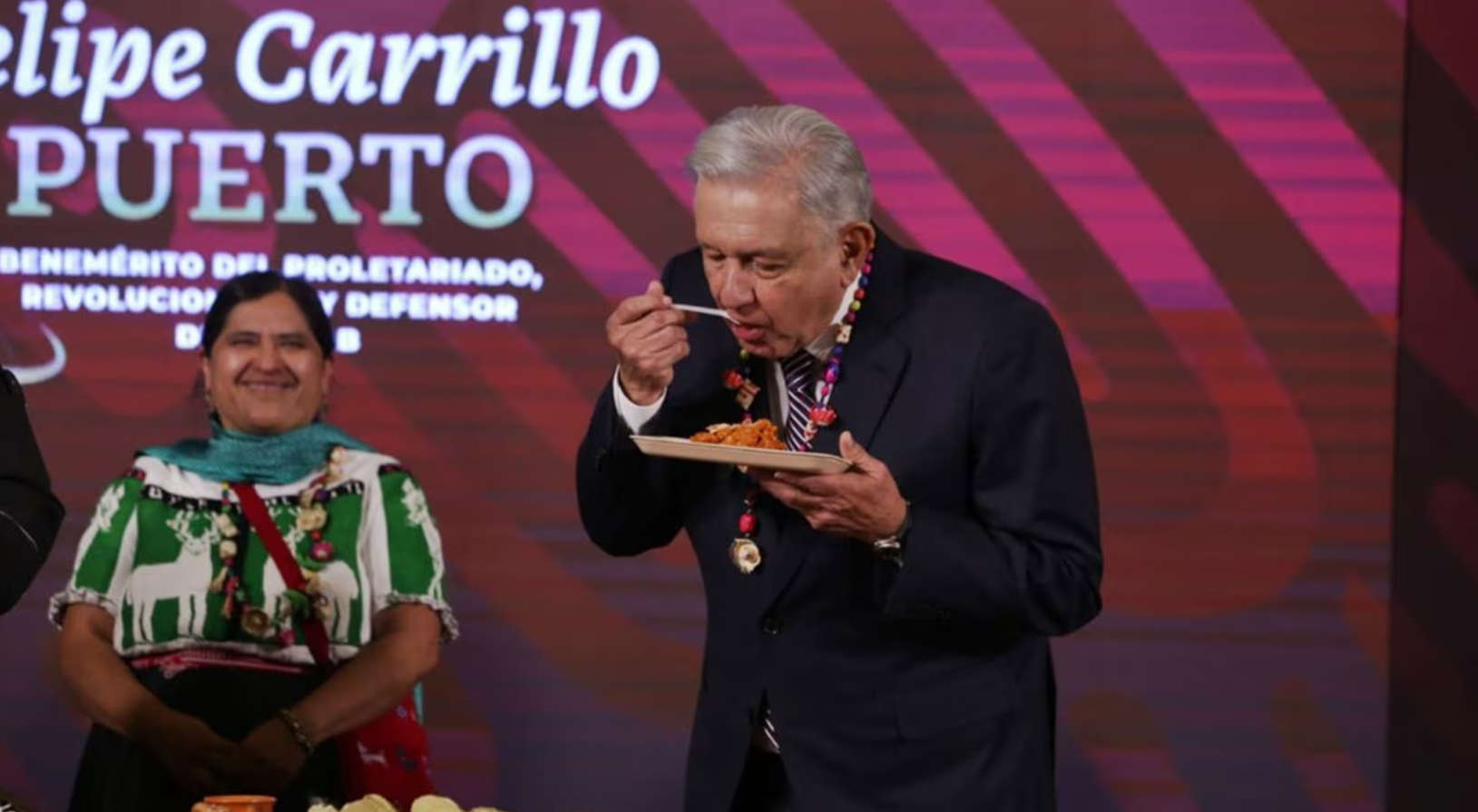 López Obrador encabezó tamaliza en Palacio Nacional por Día de la Candelaria