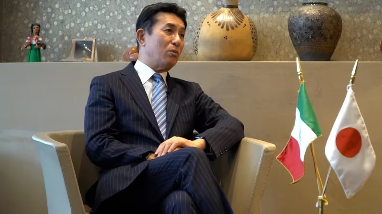 Embajador de Japón reparte “guajolotas” en Reforma