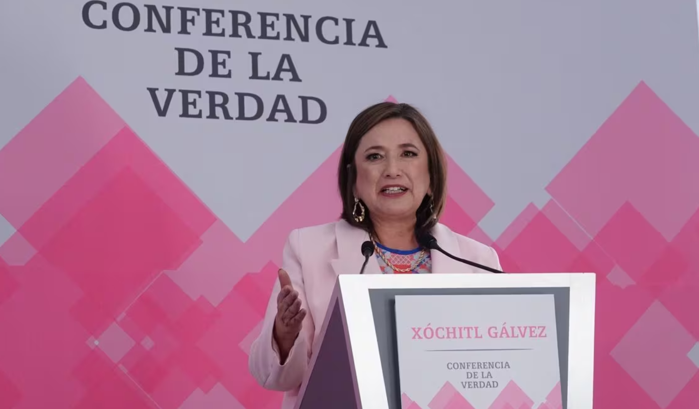 Xóchitl Gálvez sale ‘encapuchada’ de una reunión