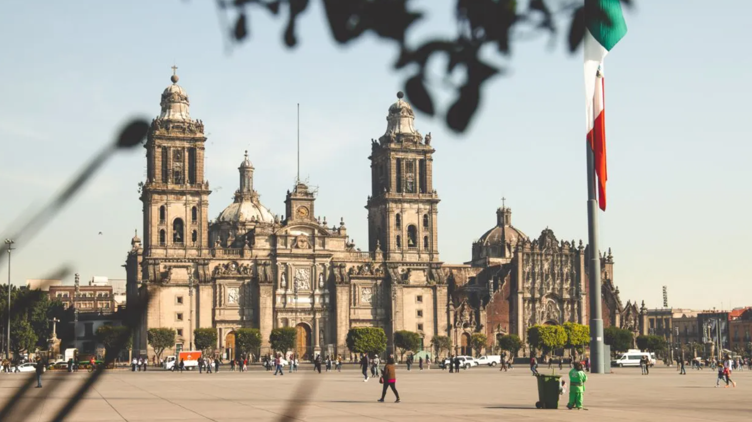 Hombre amenazaba con lanzarse de edificio de Gobierno en CDMX