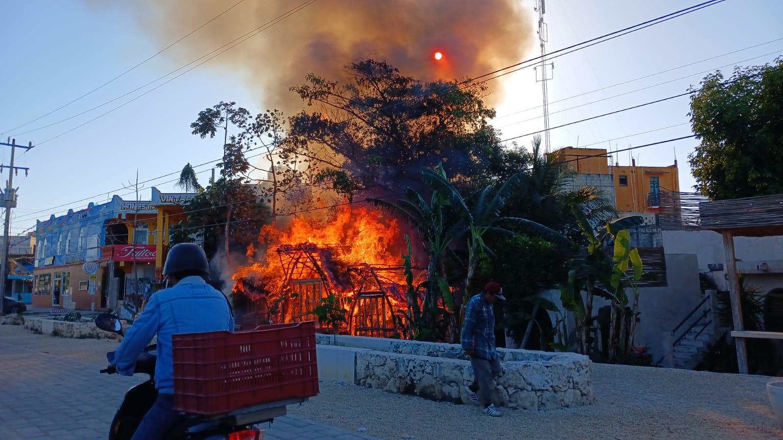 Se incendian cabañas comerciales en el centro de Tulum