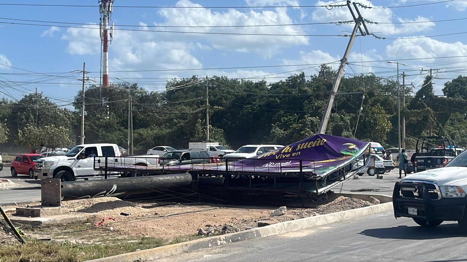 Tiran fuertes vientos un espectacular en la avenida ‘Ruta 5’ de Cancún; hay un poste dañado