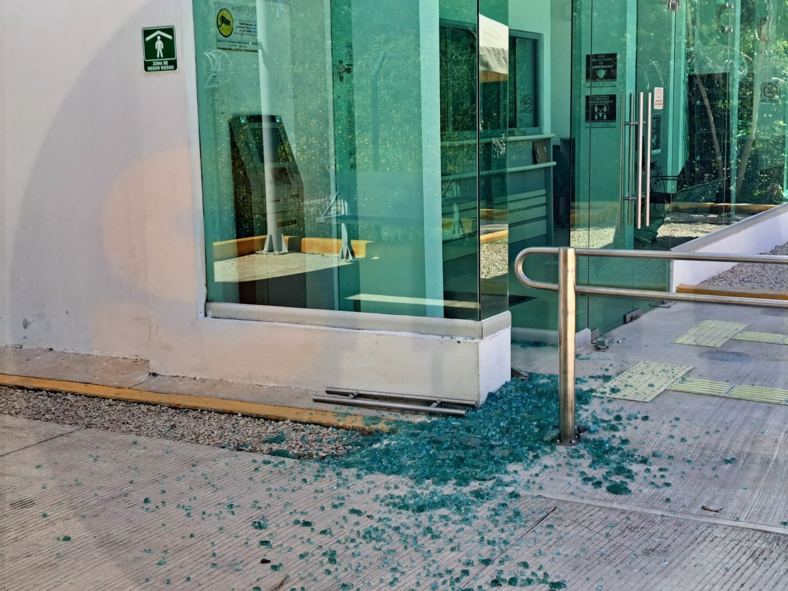 Colapsa puerta de un Banco del Bienestar en Felipe Carrillo Puerto; genera movilización policiaca