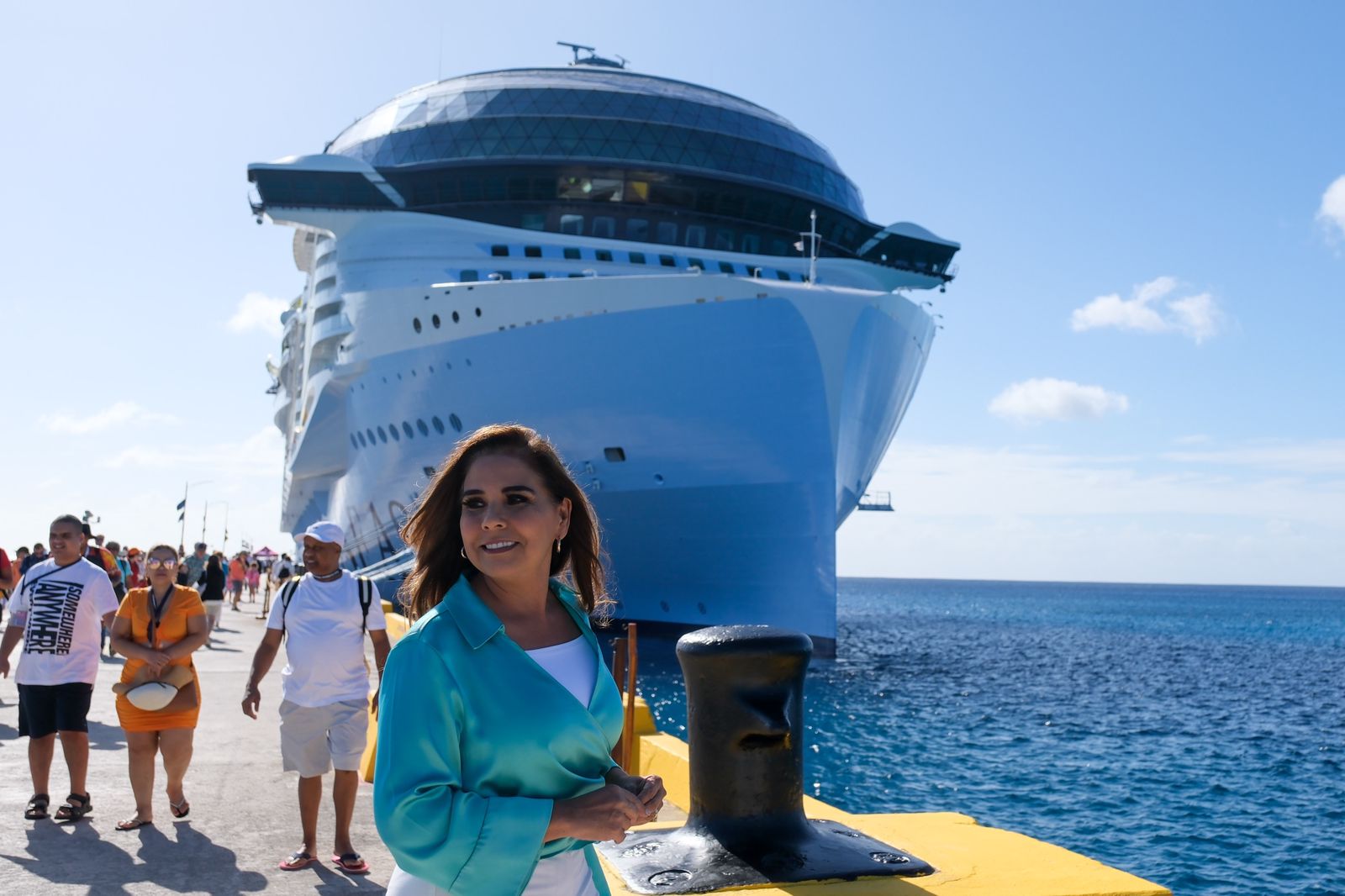 Recibe Mara Lezama al crucero más grande del mundo en Mahahual, Quintana Roo