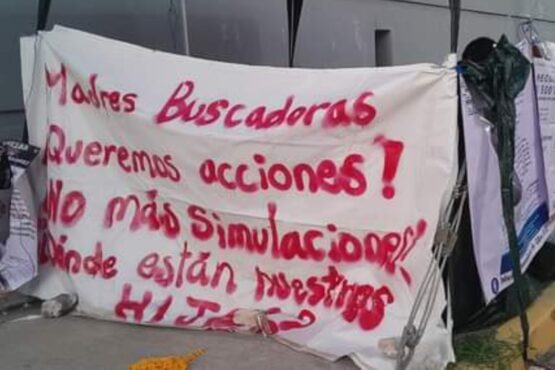 'Madres Buscadoras' mantienen bloqueo de avenida en Cancún
