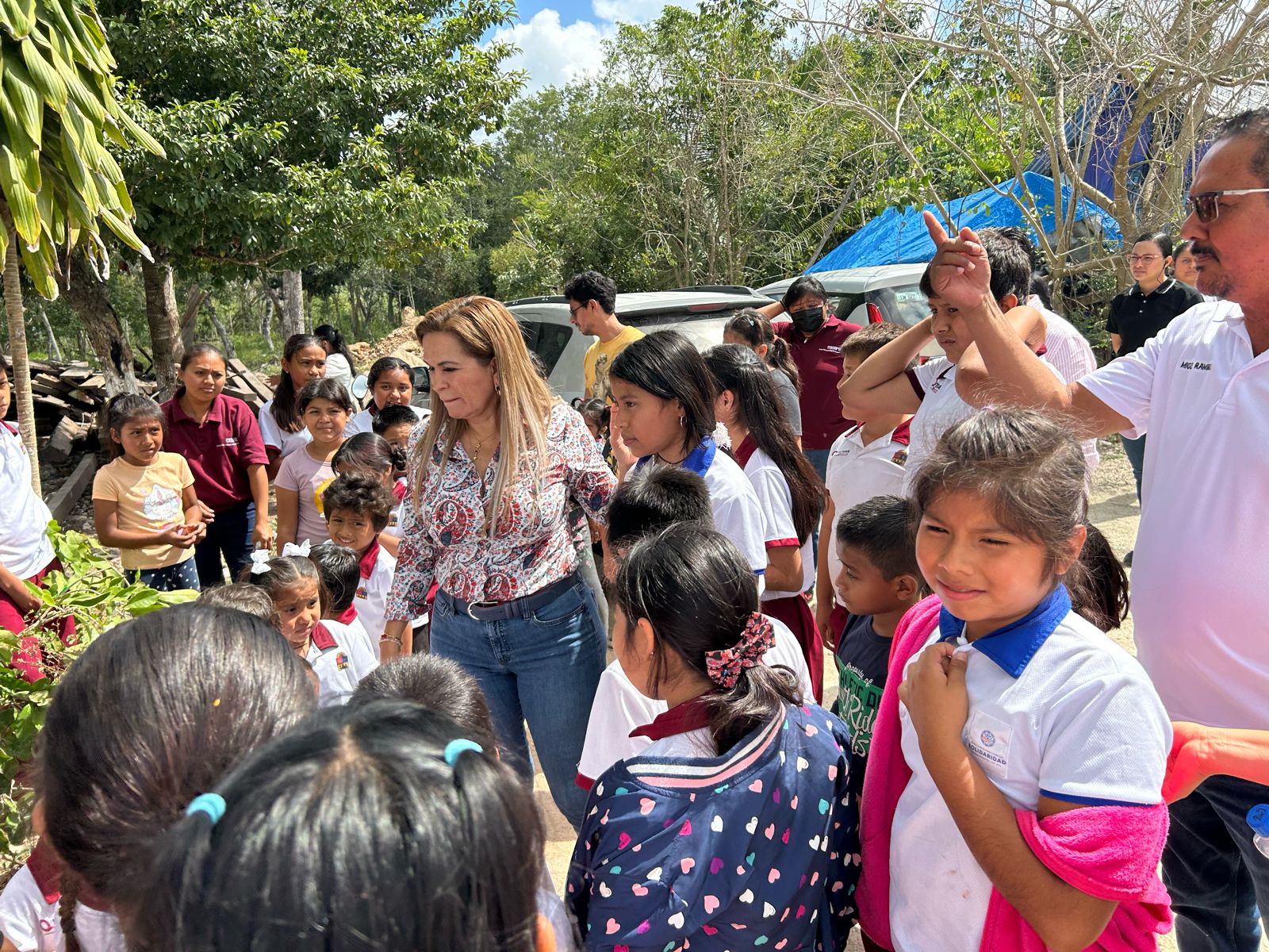 Lili Campos visita comunidad de Los Faisanes