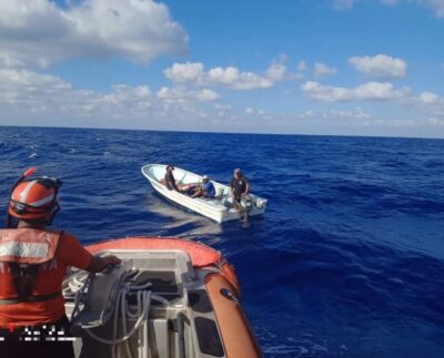 Pescadores a la deriva en Cozumel, Marina acude al rescate