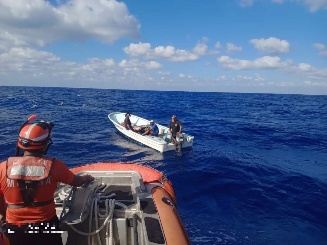 Pescadores a la deriva en Cozumel, Marina acude al rescate