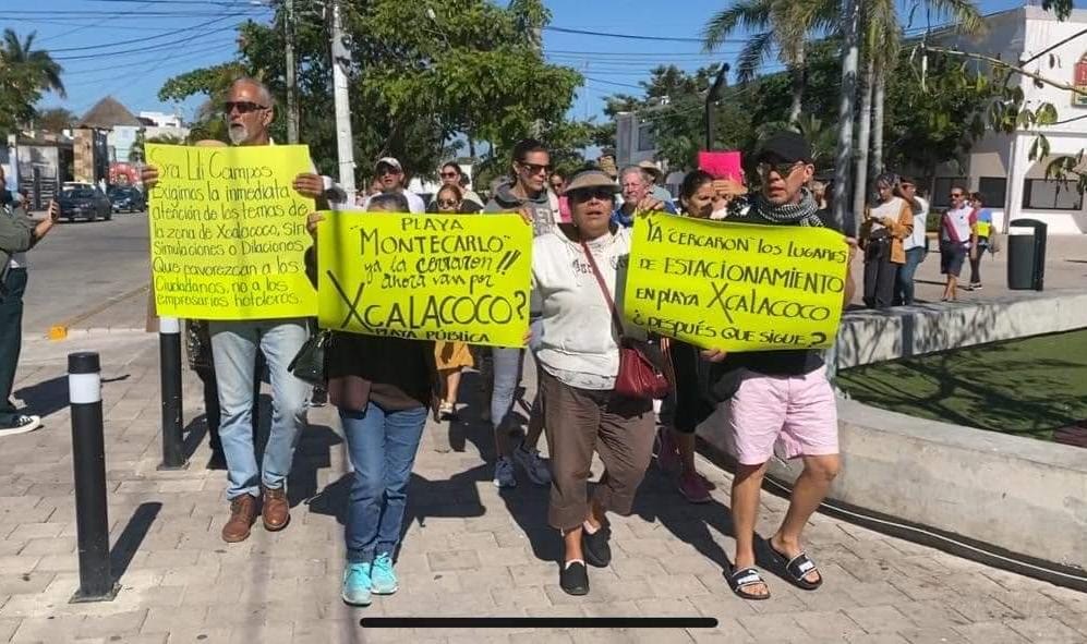 Se manifiestan ante el Palacio de Solidaridad en defensa de la playa Xcalacoco