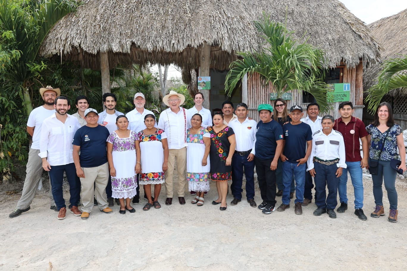Ken Salazar visita ejido en Q.Roo; reconoce la alianza Mundo Maya México