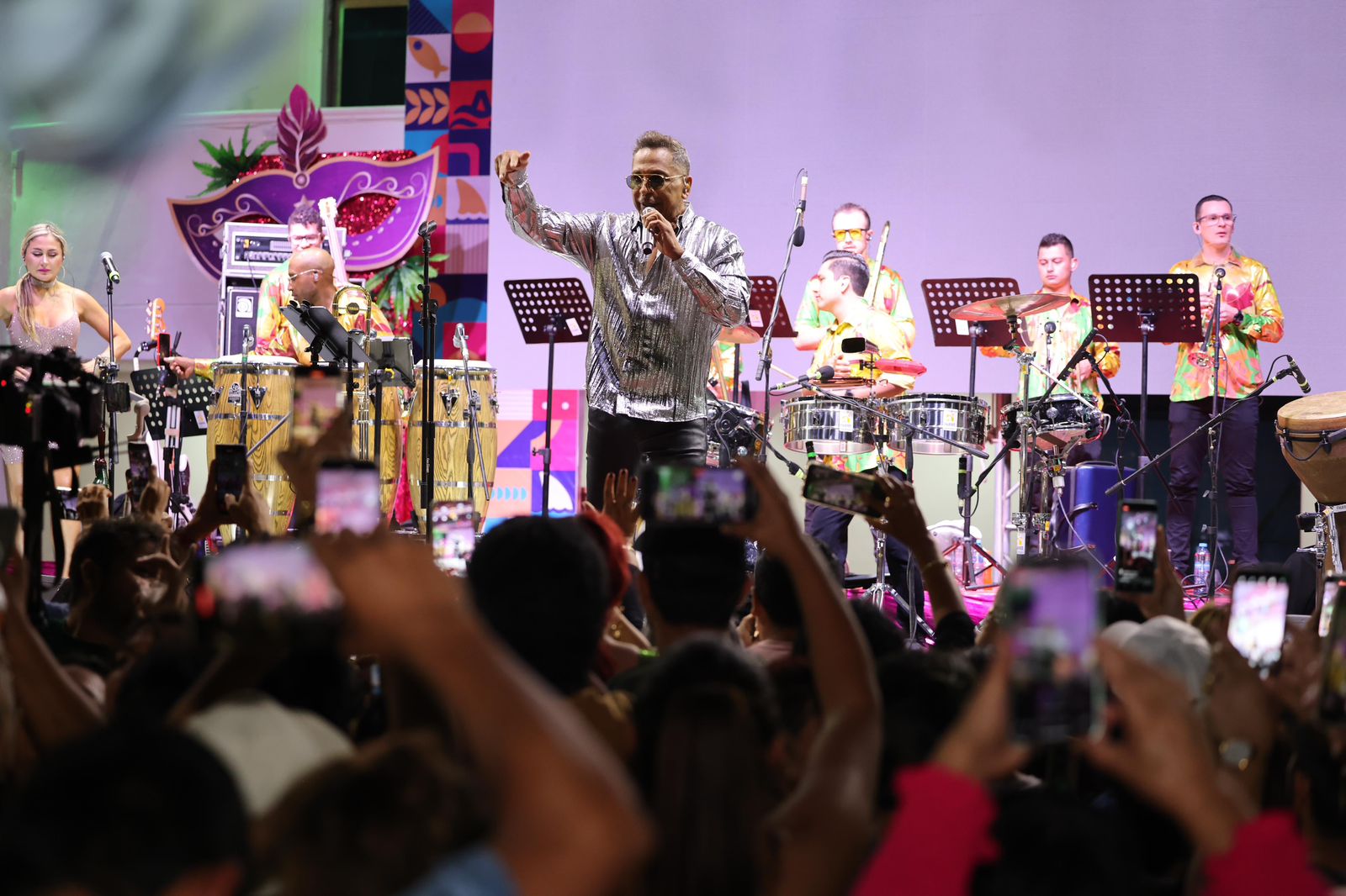 Vibra Isla Mujeres con Alberto Barros en el Carnaval ‘Fantasía Tropical 2024’