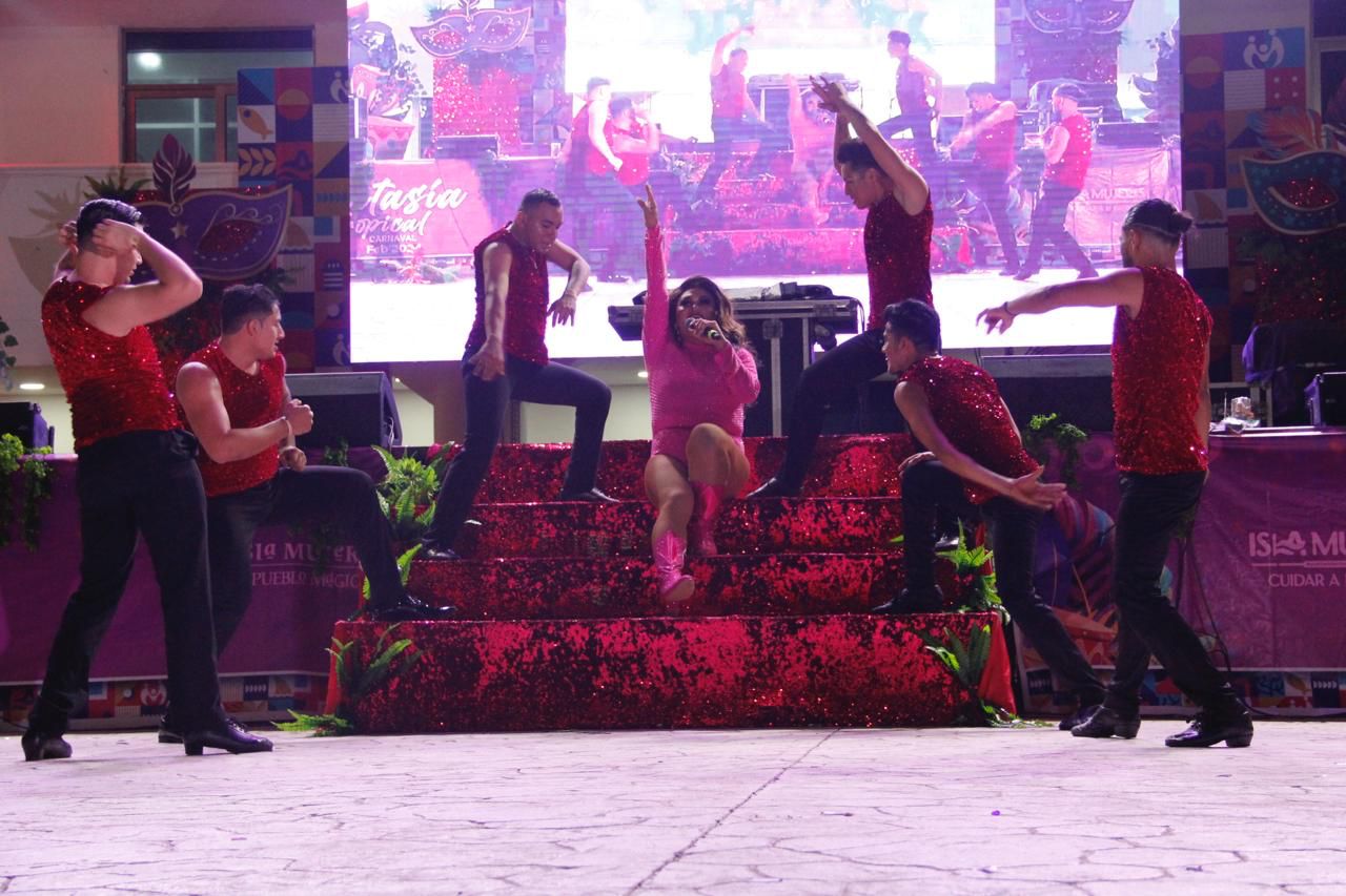 Juventud isleña disfruta con éxito tercer día de vibrante Carnaval ‘Fantasía Tropical 2024’ en Isla Mujeres