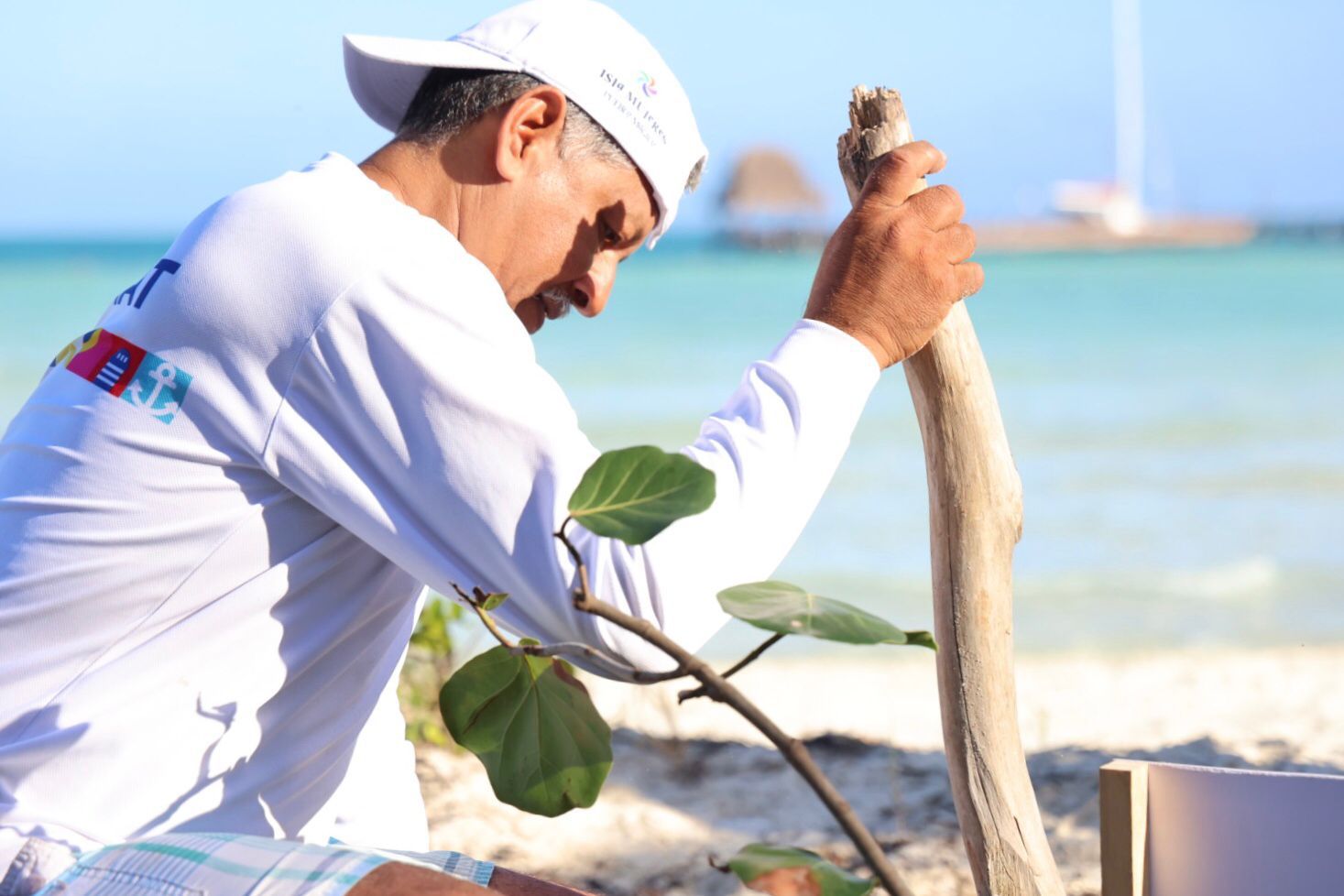 Gobierno de Isla Mujeres promueve la educación ambiental para la conservación de dunas costeras