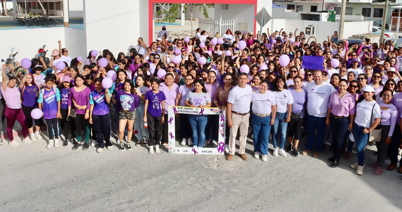 Organizan la “Caminata Morada” en puerto Morelos para conmemorar el Día Internacional de la Mujer