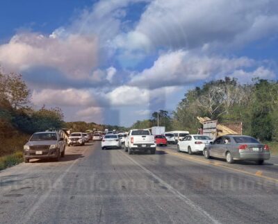 Ejidatarios desbloquean carretera; retienen a dos funcionarios