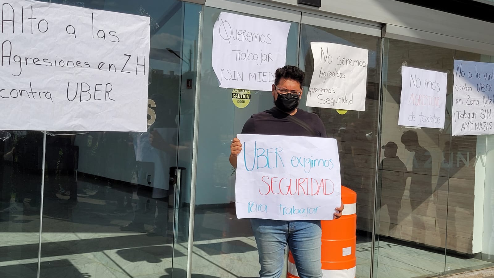 Se manifiestan operadores de Uber frente a oficinas de plataforma en Cancún, para exigir fin a agresiones