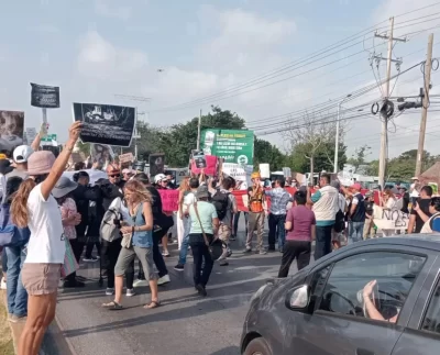 Ambientalistas bloquean la carretera en Playa del Carmen