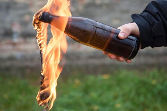 Hombre es herido tras ataque con bomba molotov en Tulum