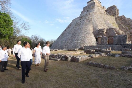 Monarcas de Suecia recorren sitio arqueológico de Uxmal