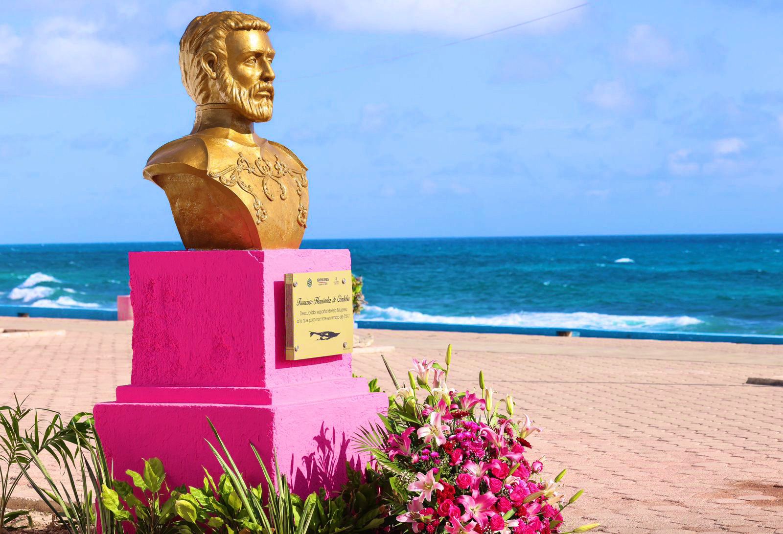 Depositan ofrenda floral en el monumento a Francisco Hernández de Córdoba en el marco del 507 Aniversario del Descubrimiento de Isla Mujeres