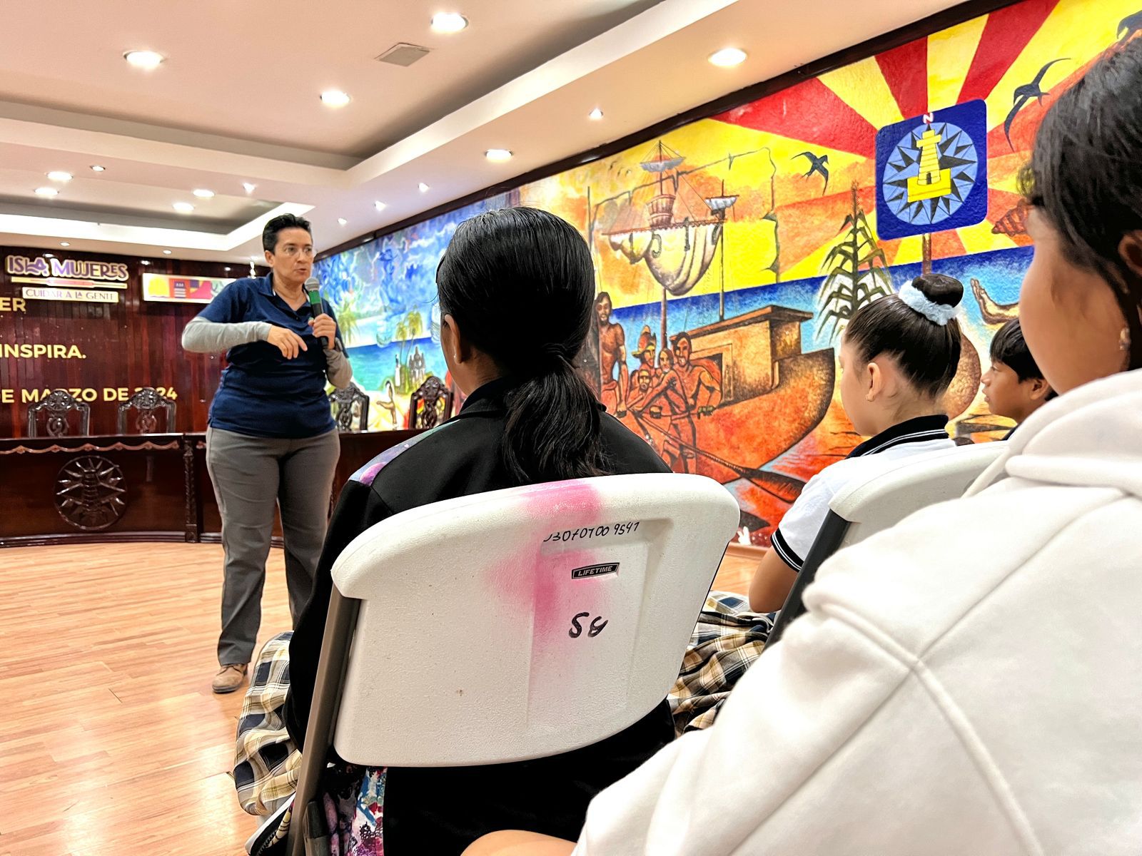 Gobierno Municipal de Isla Mujeres imparte plática para motivar y empoderar a las niñas isleñas