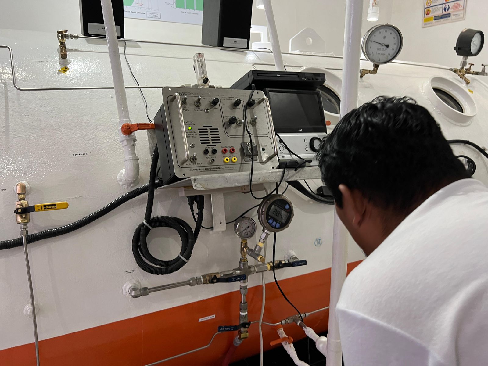 Gobierno refuerza servicios de salud con mantenimiento integral de la cámara hiperbárica de Isla Mujeres