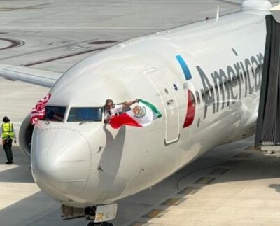 Se viraliza foto de piloto que sacó la bandera de México