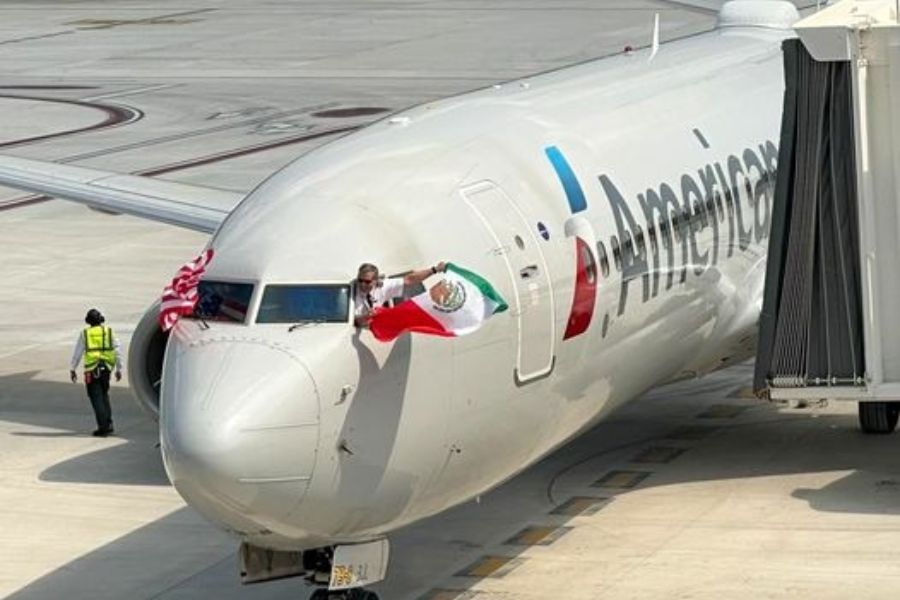 Se viraliza foto de piloto que sacó la bandera de México