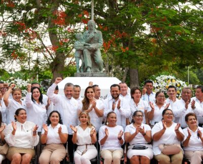 Ofrenda floral y guardia de honor en el Parque al Maestro