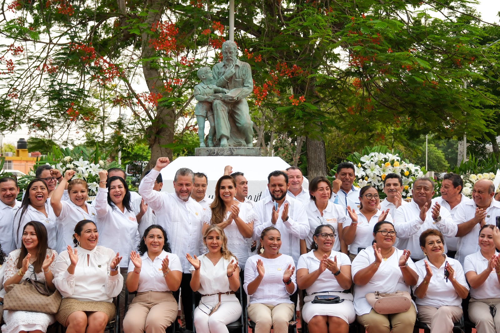 Ofrenda floral y guardia de honor en el Parque al Maestro