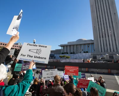 Se prohibe el aborto después de seis semanas