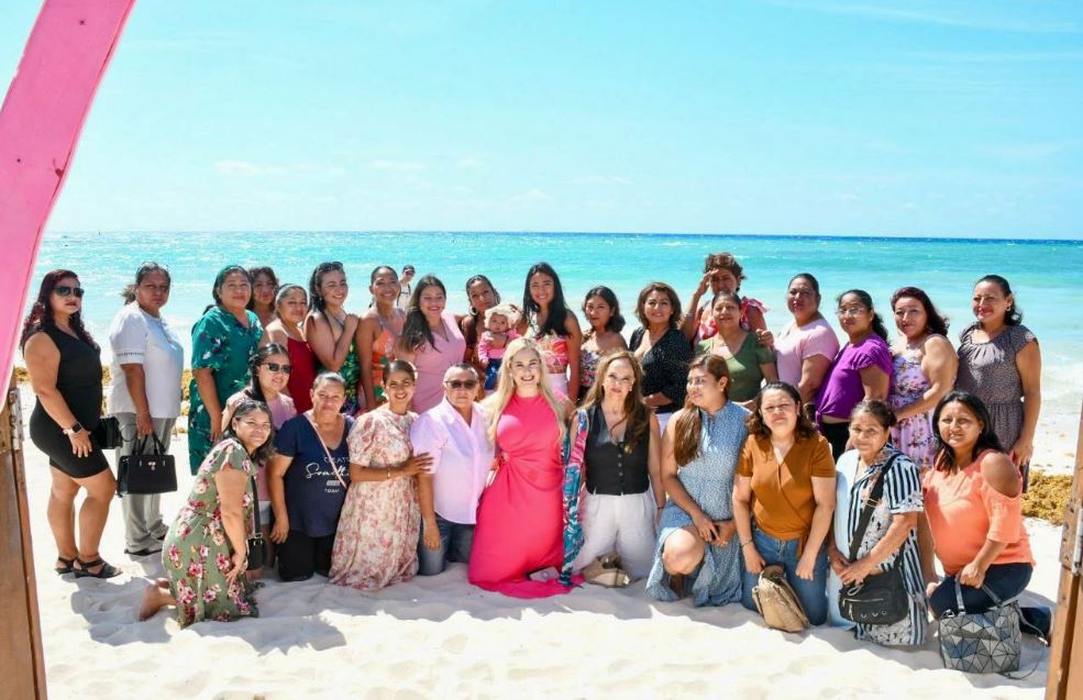 Más de 200 mujeres en Playa del Carmen se suman al movimiento “Por Ella, Por Todas” en apoyo a Claudia Sheinbaum