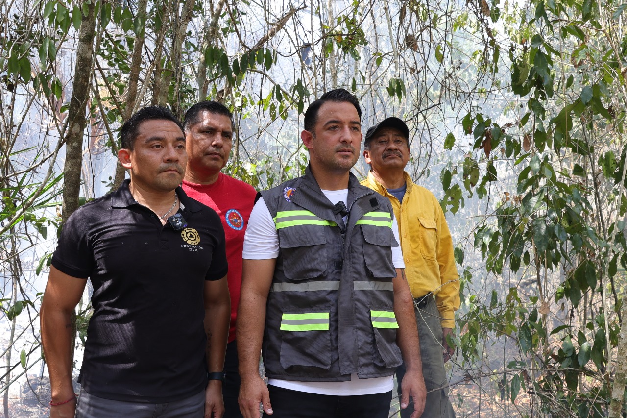 Trabaja bomberos en atención a incendios forestales en Cancún