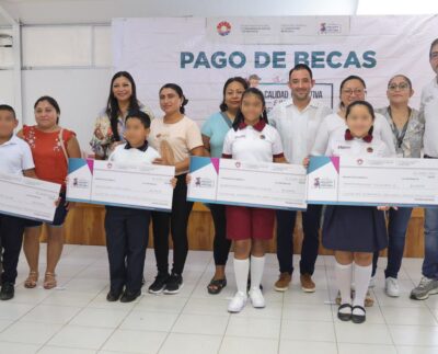 En total compromiso con la educación entregan becas a alumnos de primaria en Cancún