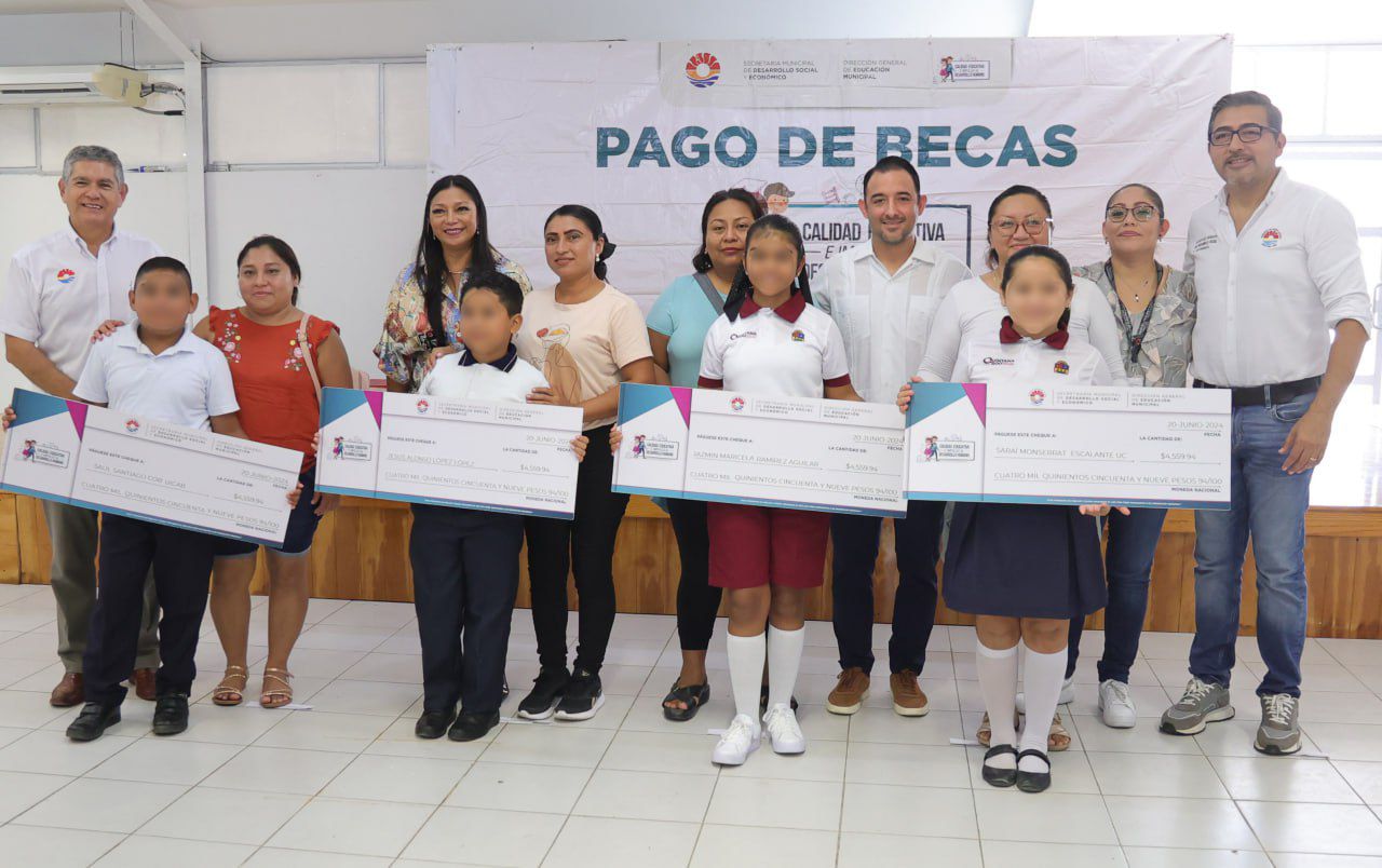 En total compromiso con la educación entregan becas a alumnos de primaria en Cancún