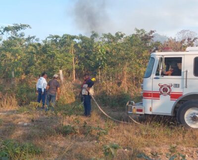 COEPROC y el Cuerpo de Bomberos de Othón P. Blanco atienden incendios en diversos puntos del municipio