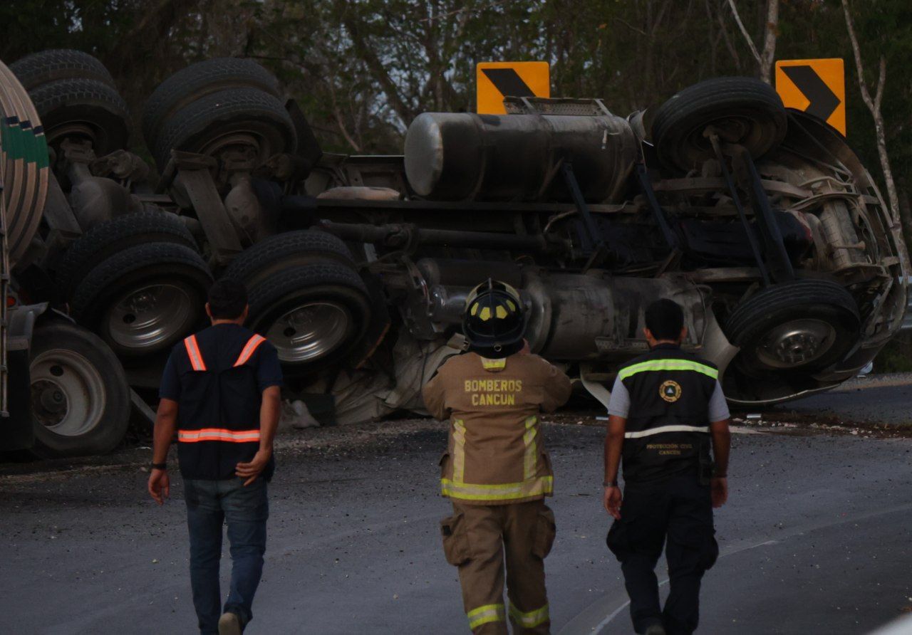 Eficaz labor de cuerpos de emergencia de los tres órdenes de gobierno en el retiro de doble remolque de combustible