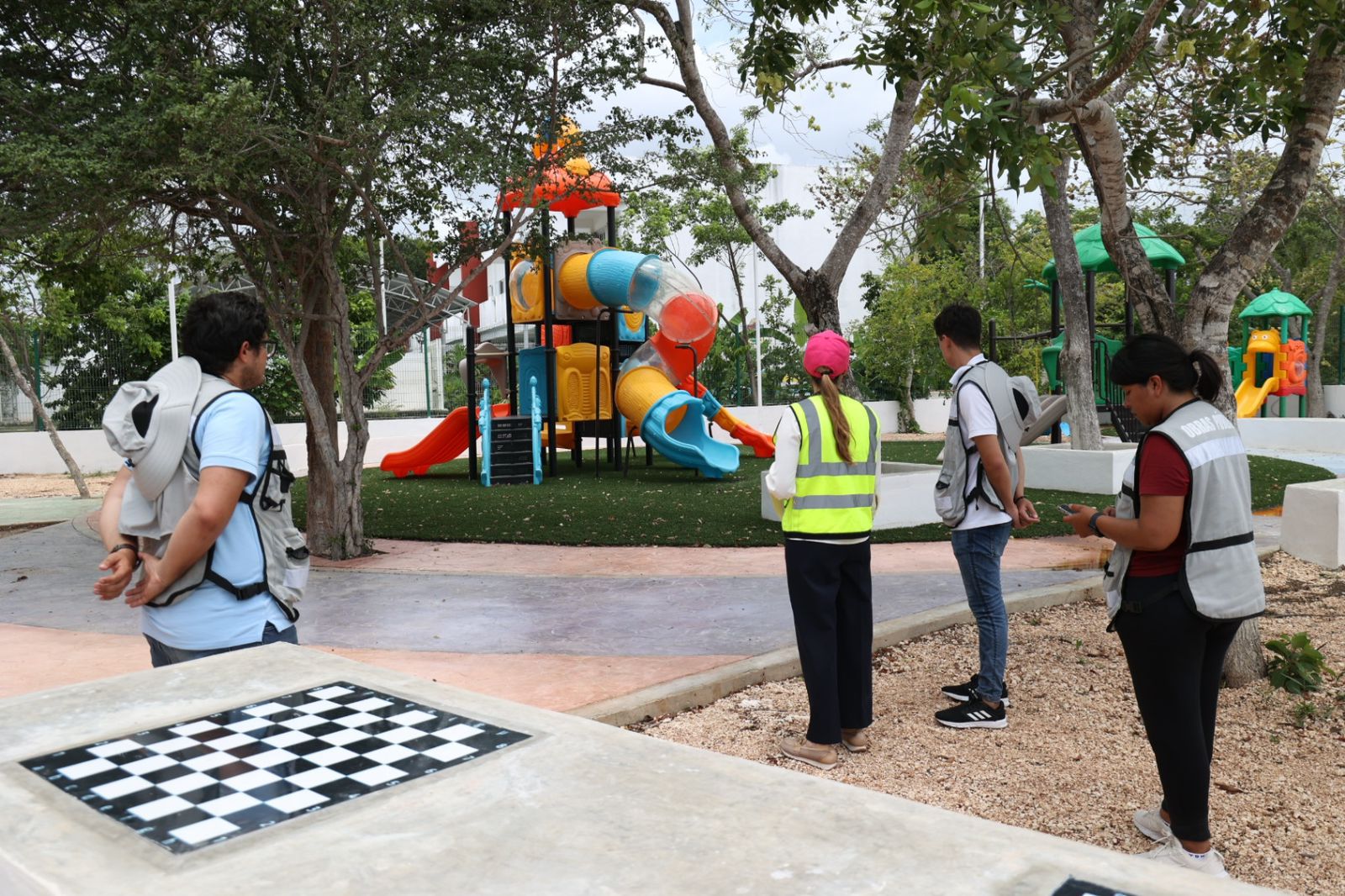 Atenea Gómez Ricalde supervisa avances del nuevo parque infantil La Victoria en Zona Continental