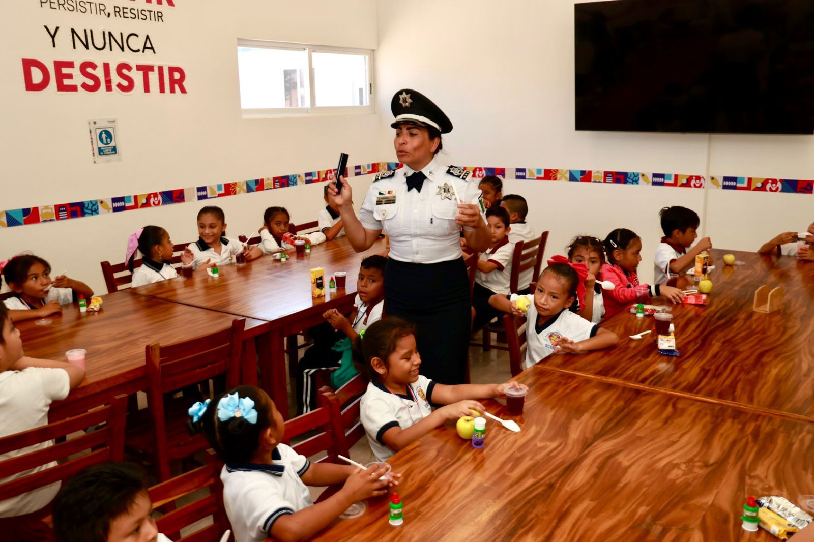 Fomentan la proximidad social a través de visitas escolares en la Casa del Policía de Isla Mujeres