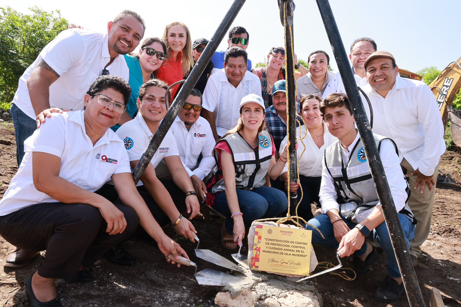 Atenea Gómez Ricalde coloca la primera piedra del Centro de Bienestar Animal en Isla Mujeres