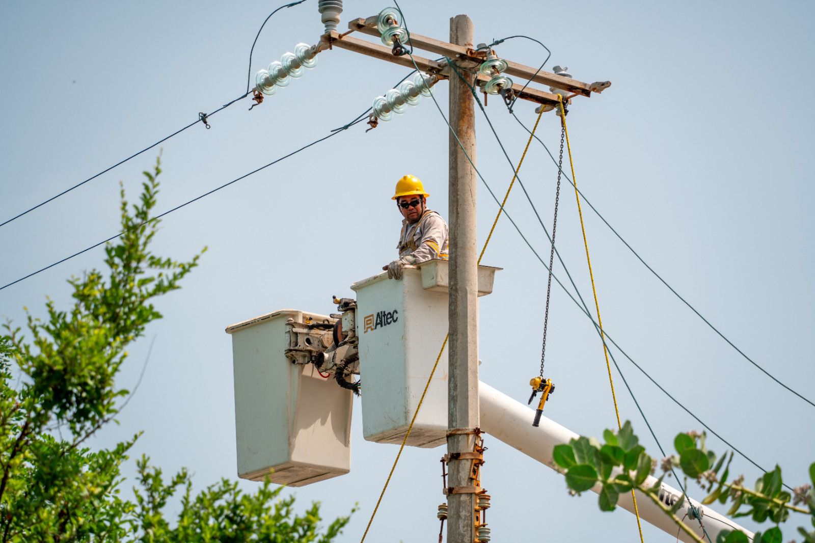 Reemplazan 45 postes de luz en mal estado en Isla Mujeres