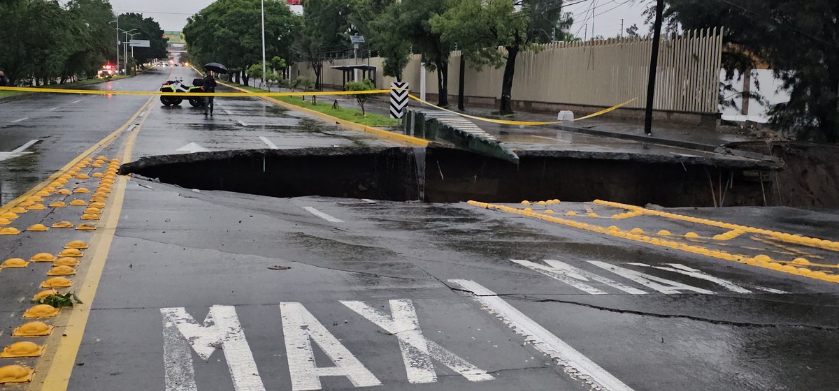 Aparece socavón de 12 METROS en la avenida López Mateos, en Guadalajara