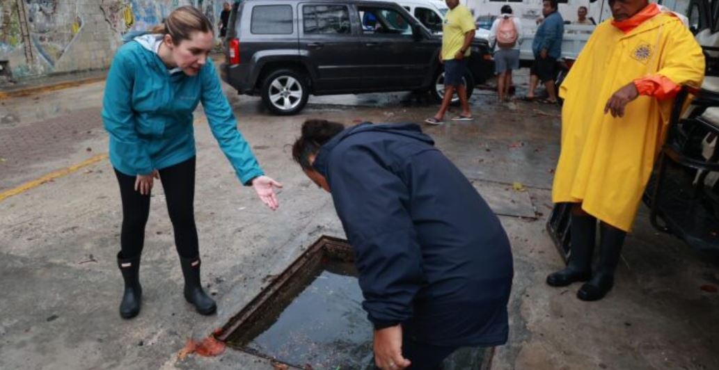 Atenea Gómez supervisa las acciones del Operativo Tormenta ante la presencia de lluvias fuertes en Isla Mujeres