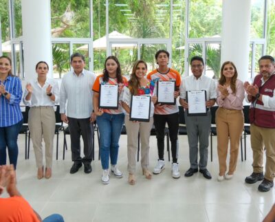 Cumple Mara Lezama compromiso con alumnos de la Universidad Politécnica de Quintana Roo