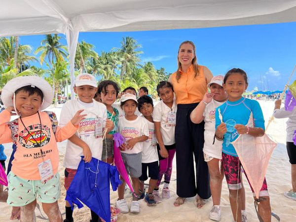 Niñas y niños del curso de verano Baaxlo’ob Paalalo’ob disfrutan de la belleza de las playas de Isla Mujeres