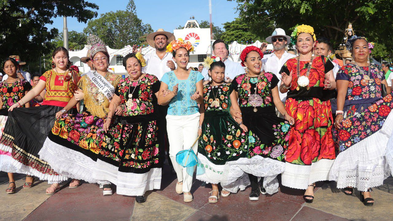 Ana Paty Peralta celebra con cancunenses el último día de la Guelaguetza