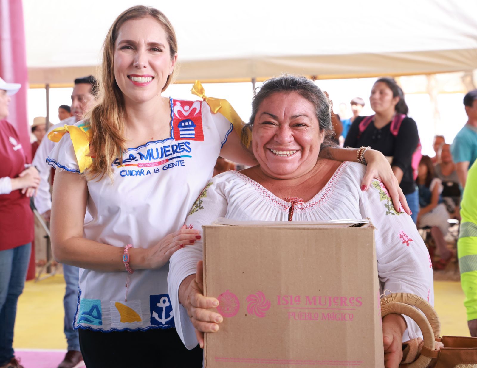 Atenea Gómez Ricalde entrega apoyos del Programa Isleña de Corazón en la Zona Continental