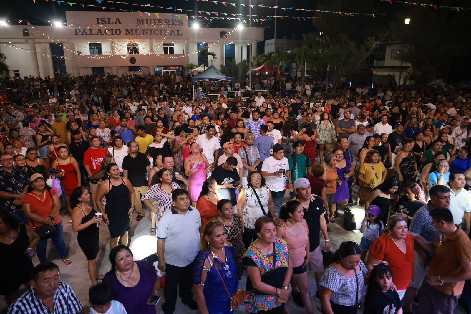 Cierran con broche de oro las Fiestas de Fundación de Isla Mujeres con baile de Paleto ‘La Voz de la Cumbia’