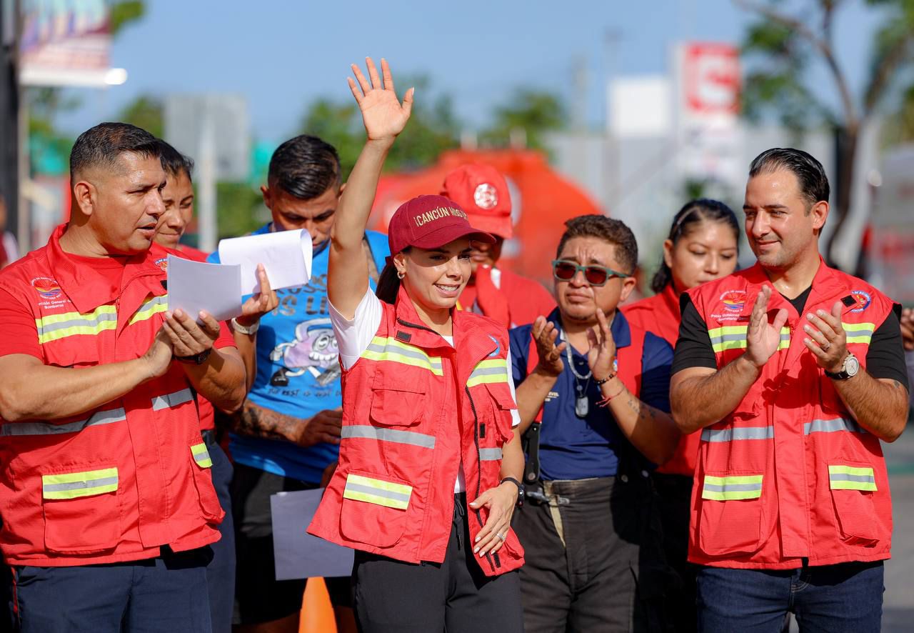 Enaltece Ana Paty Peralta labor heroica y dedicación de bomberos