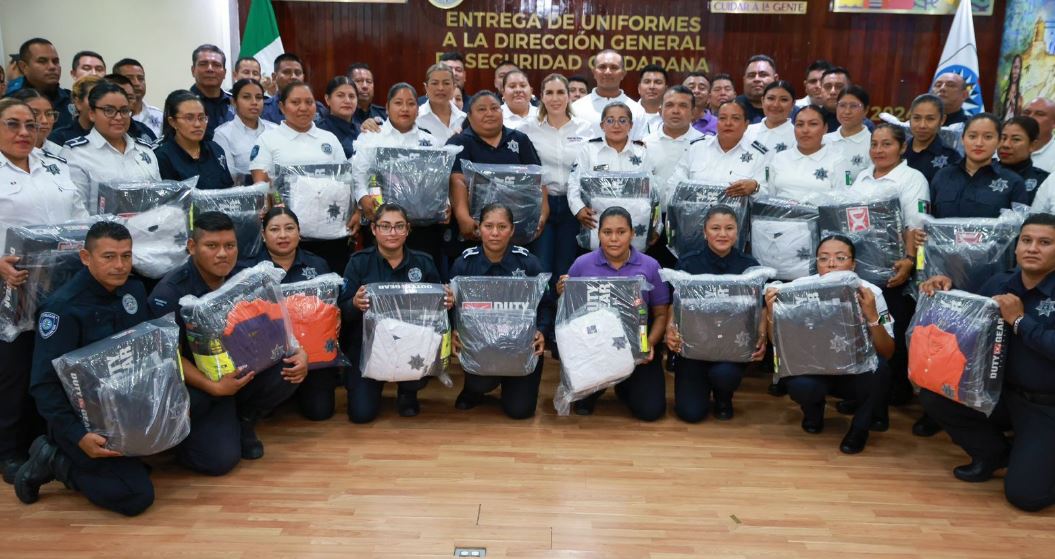 Atenea Gómez Ricalde entrega kits de uniformes nuevos a la Policía de Isla Mujeres